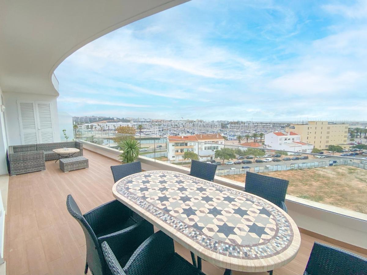 Penthouse By The Marina * Lagos